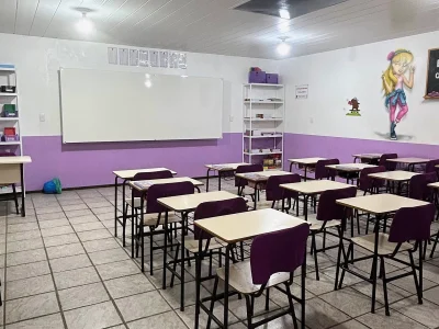 sala-de-aula-carteiras-roxas-vista-lateral-102